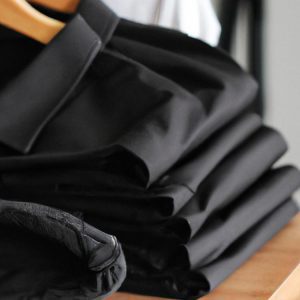 Jak dobrać spodnie do czarnej koszuli?