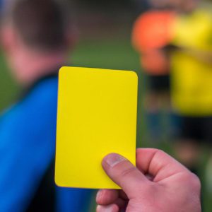 Co oznacza żółta kartka w piłce nożnej?