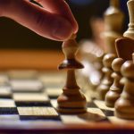 Czym jest gambit królowej w szachach?
